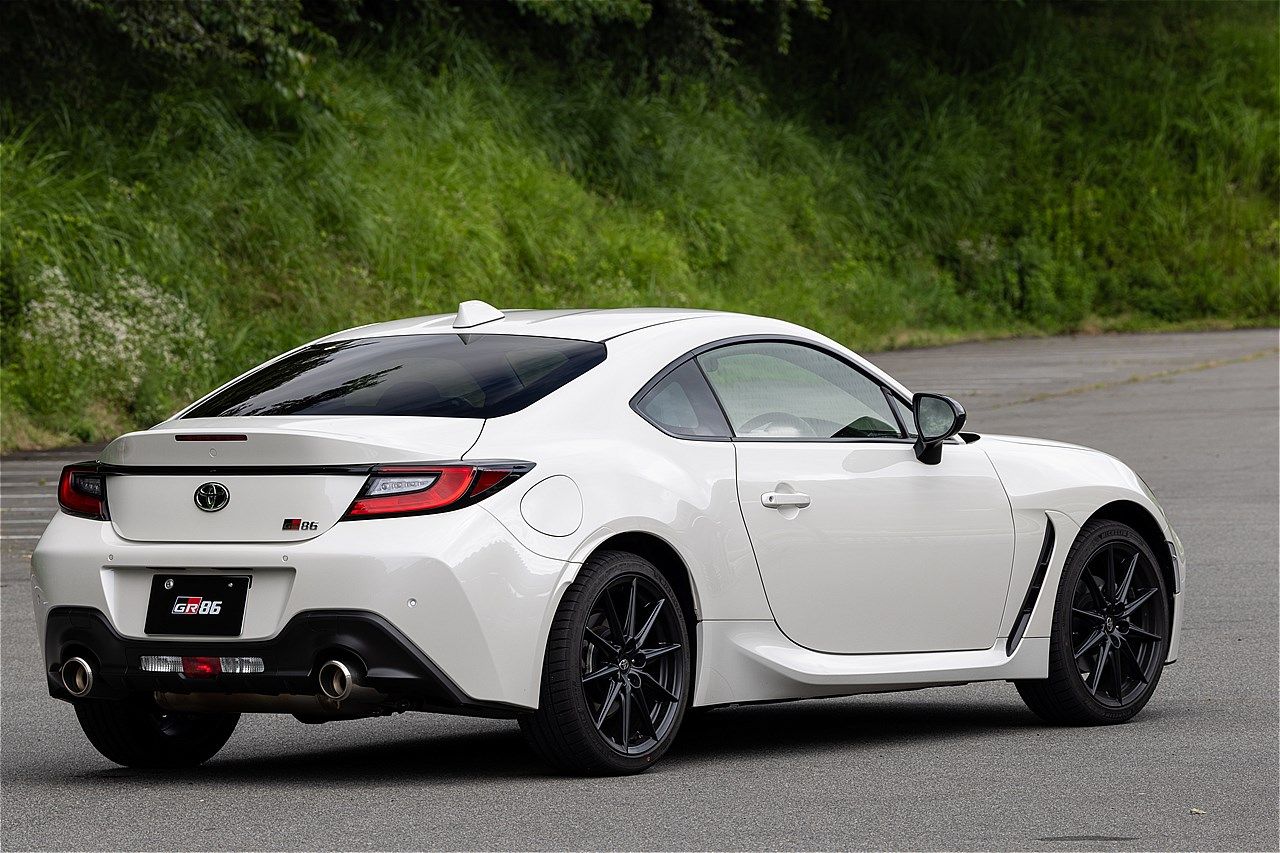 一部改良モデルのトヨタ「GR86」およびSUBARU「BRZ」のサーキット試乗会の様子（写真：三木宏章）