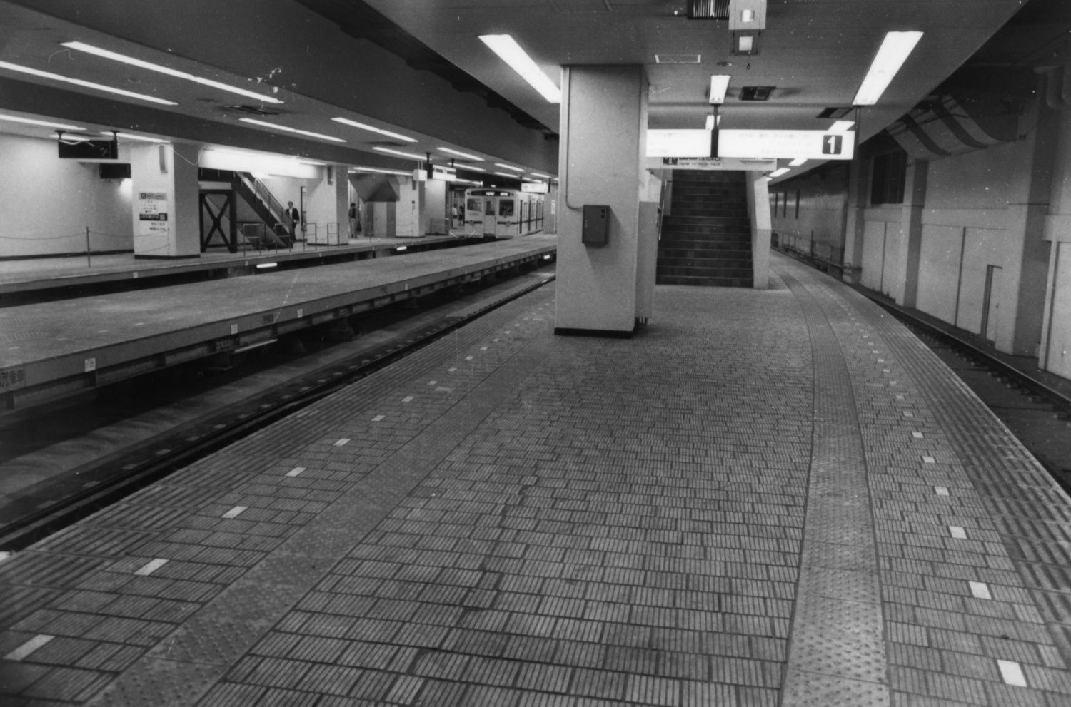 10両編成化された新宿駅ホーム＝1982年（写真：京王電鉄）