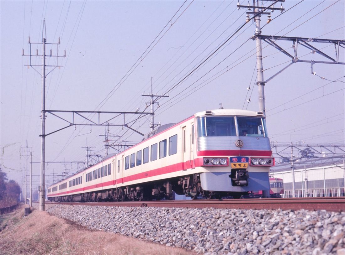 快走するレッドアロー5000系（撮影：南正時）