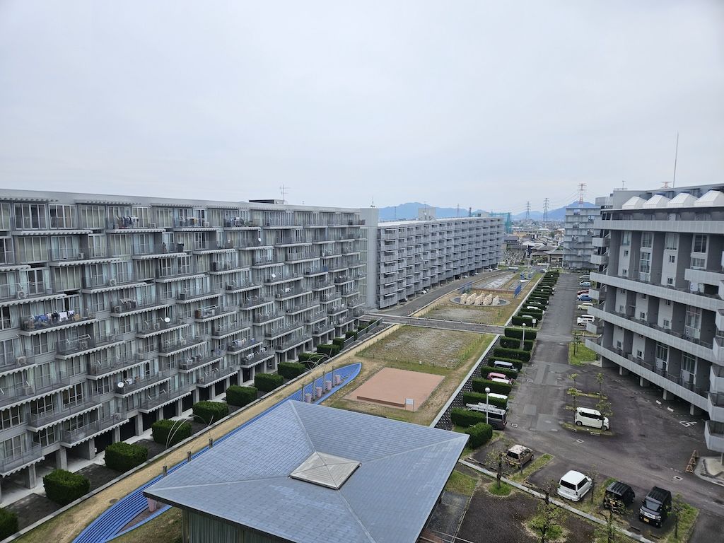 中庭の四角い屋根は集会所。福澤エミさんによる設計（写真：筆者撮影）
