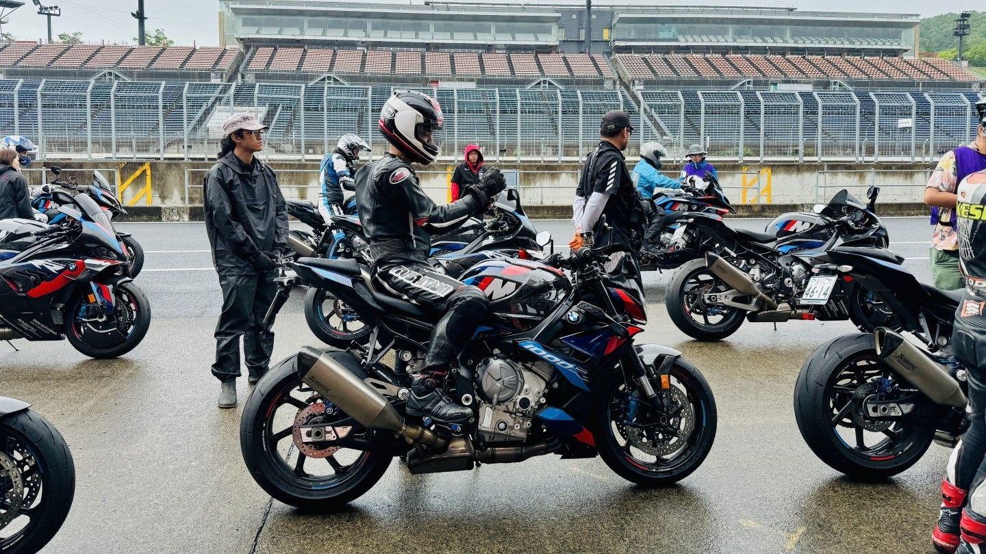 3回目の走行セッションに備える筆者とM 1000 R（写真：筆者）