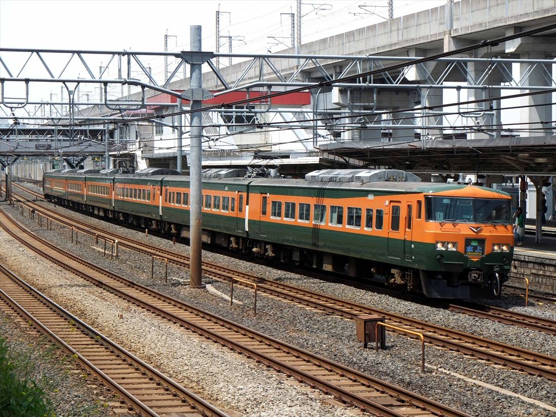 かつての80系電車を模した湘南色となった185系（撮影：南正時）