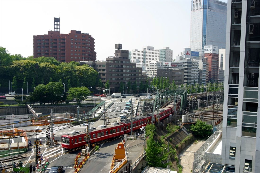 2003年の八ツ山橋付近。道路橋の形は変わっている。走る車両は800形（撮影：南正時）