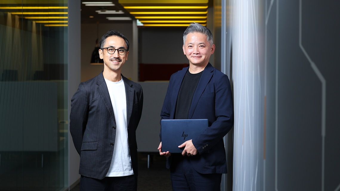 日本HP マーケティング本部コンシューマーマーケティング部長梶間 渉氏とパーソナルシステムズ事業本部クライアントビジネス本部CMIT製品部長の岡 宣明氏