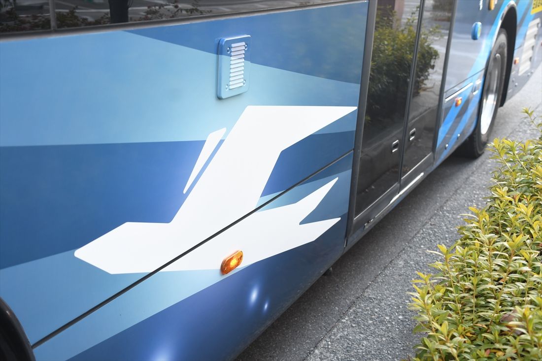車体の側面に描かれた燕のマーク（記者撮影）
