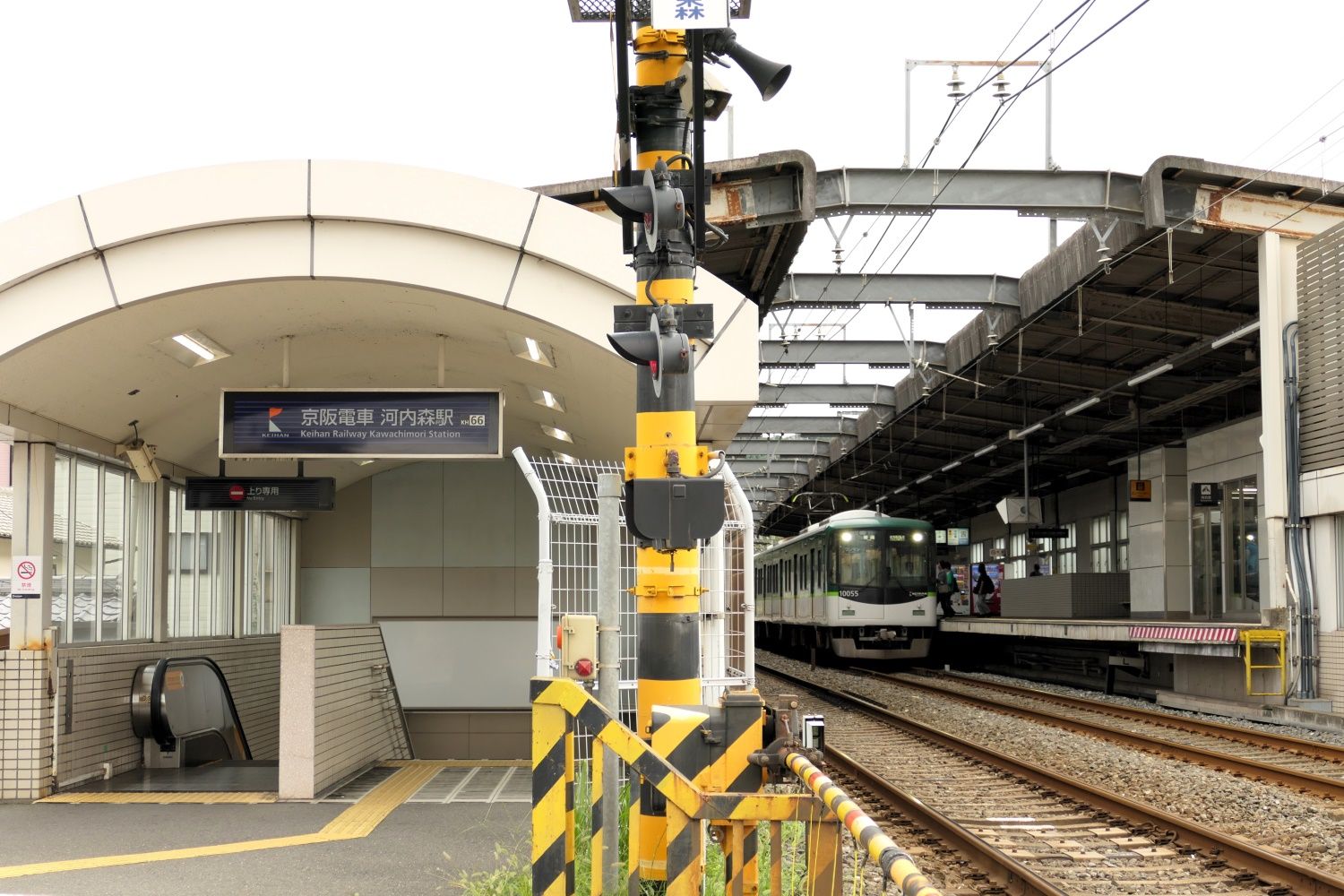 私市駅の1つ隣の河内森駅（記者撮影）