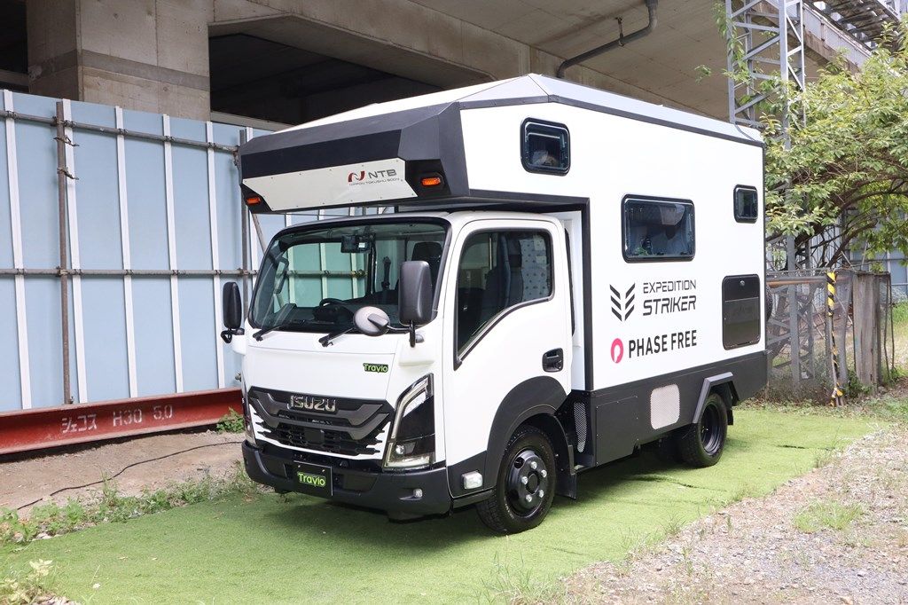 日本特種ボディーが販売している、トラヴィオをベースにしたキャンピングカー「エクスペディション ストライカー」（写真：筆者撮影）