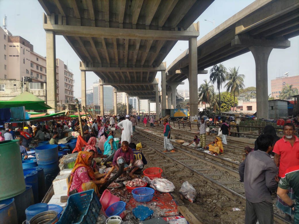 市場の様子。ちなみに20分に1回くらいの頻度で、鉄道が音を鳴らしながら線路を通過する（筆者撮影）