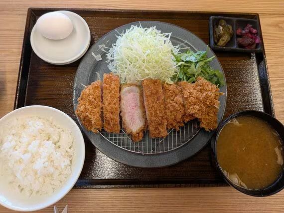 ぶ厚さが自慢のトンカツ（筆者撮影）