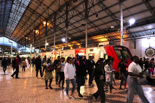 近郊電車がリスボンのロシオ駅に到着。移民が目立つ通勤風景（筆者撮影）