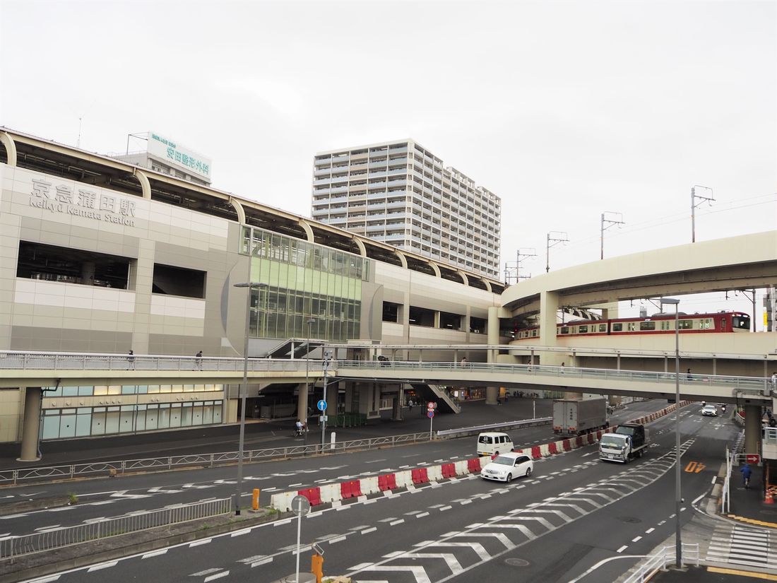 空港線が分岐する京急蒲田駅は巨大な高架駅だ（記者撮影）