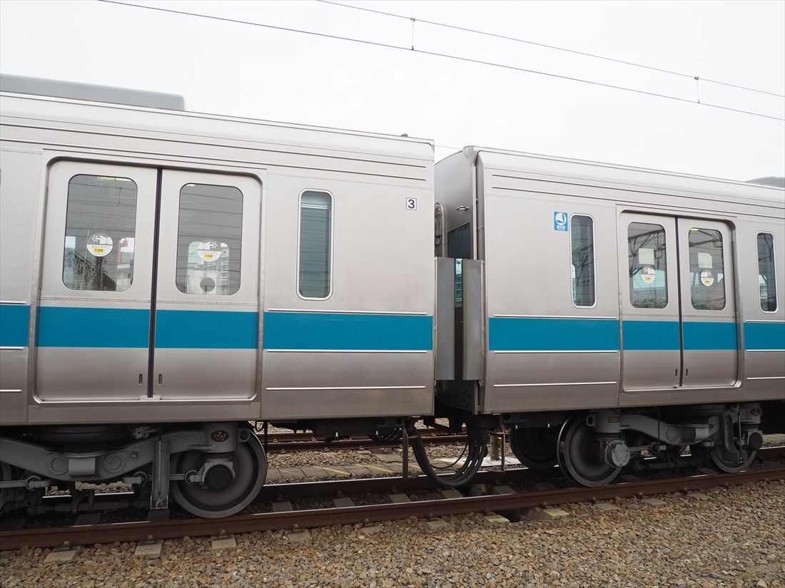 連結部分の車両間に「転落防止用ほろ」を付けたのは2000形が初だった。その後ほかの車両にも普及した（記者撮影）