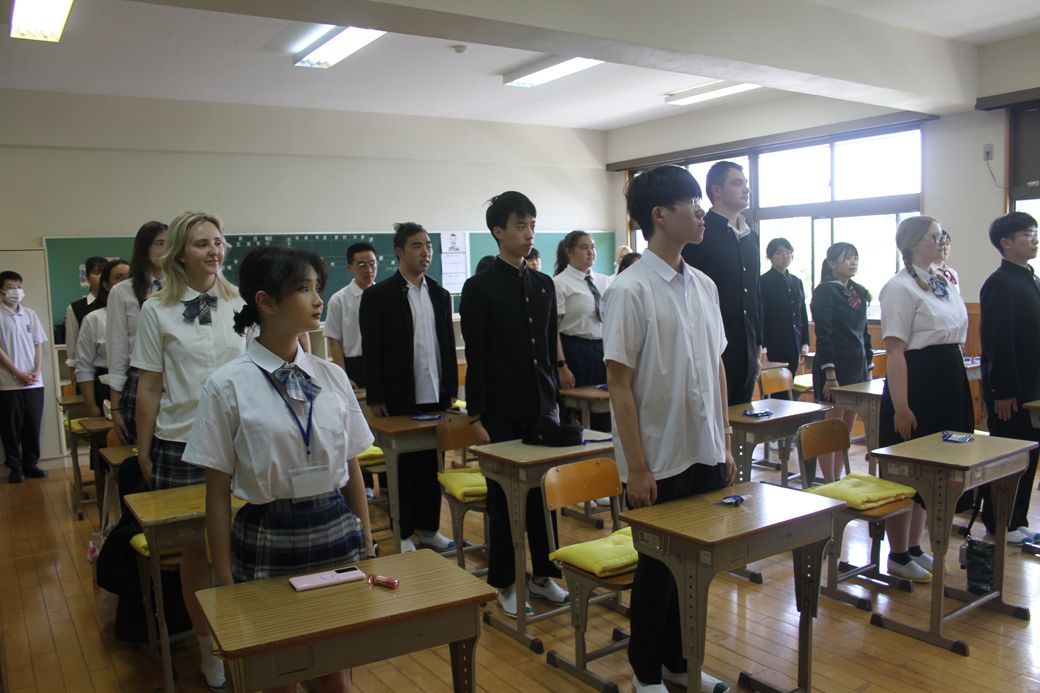 制服を着用して起立（筆者撮影）