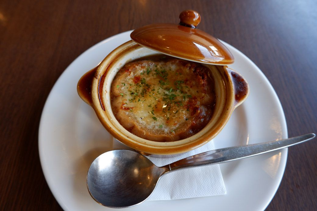 人気の高いオニオングラタンスープ（写真：筆者撮影）