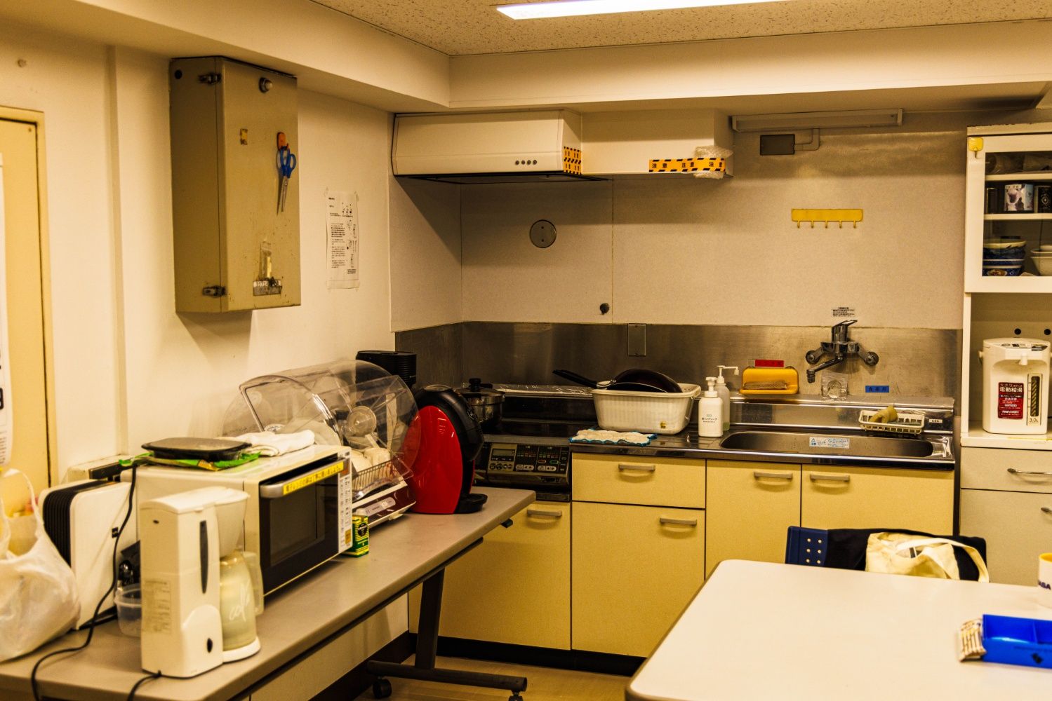 バックヤードには台所。かつてはそれぞれの駅で係員の食事を作っていた（撮影：鼠入昌史）