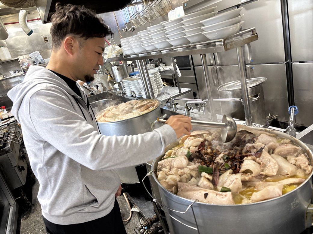 ラーメンづくりに励む「麺屋ようすけ」の田邉さん（写真：筆者撮影）