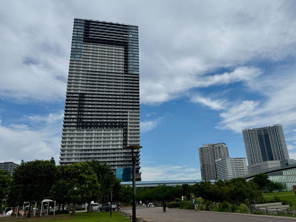 「アーバンドック ららぽーと豊洲」付近から見える「ブランズタワー豊洲」（筆者撮影）