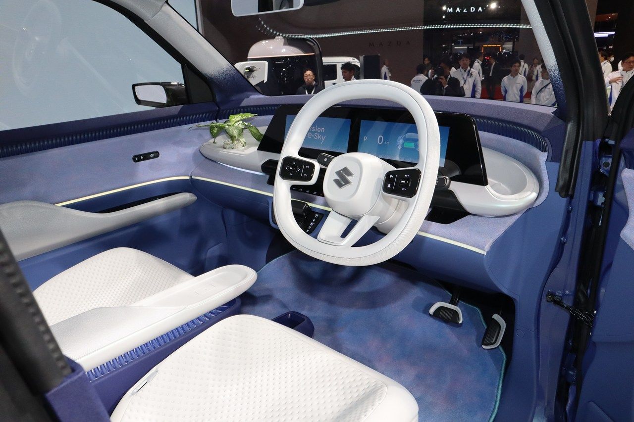 スズキ「ビジョンe-スカイ」（筆者撮影）