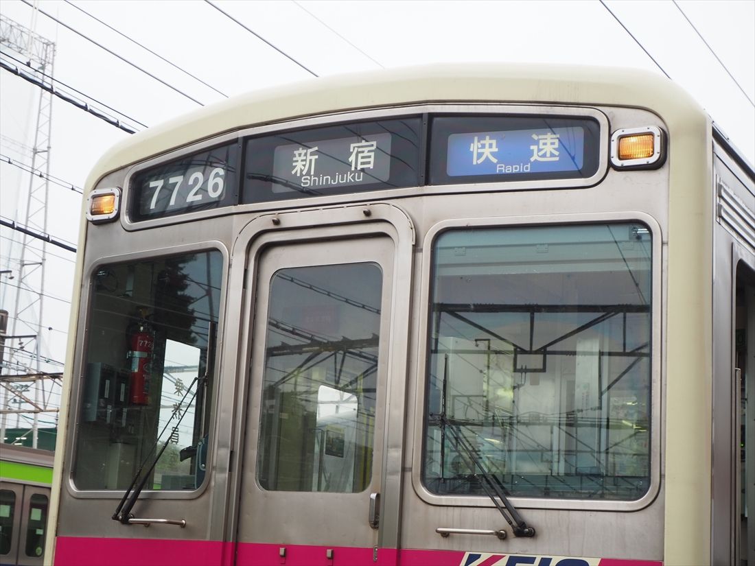 快速・新宿行きの表示（記者撮影）