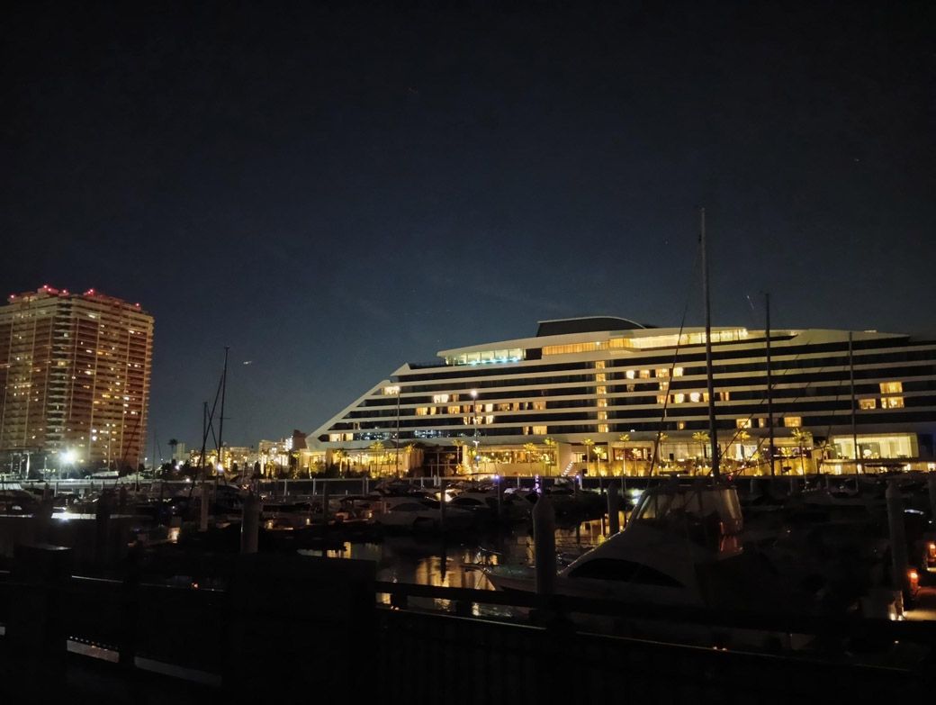 海側にある『芦屋ベイコート倶楽部 ホテル＆スパリゾート』（筆者撮影）