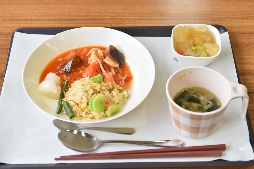 みらころで提供されている、日本KFCから提供されたチキンを利用した食事(撮影:大澤誠)