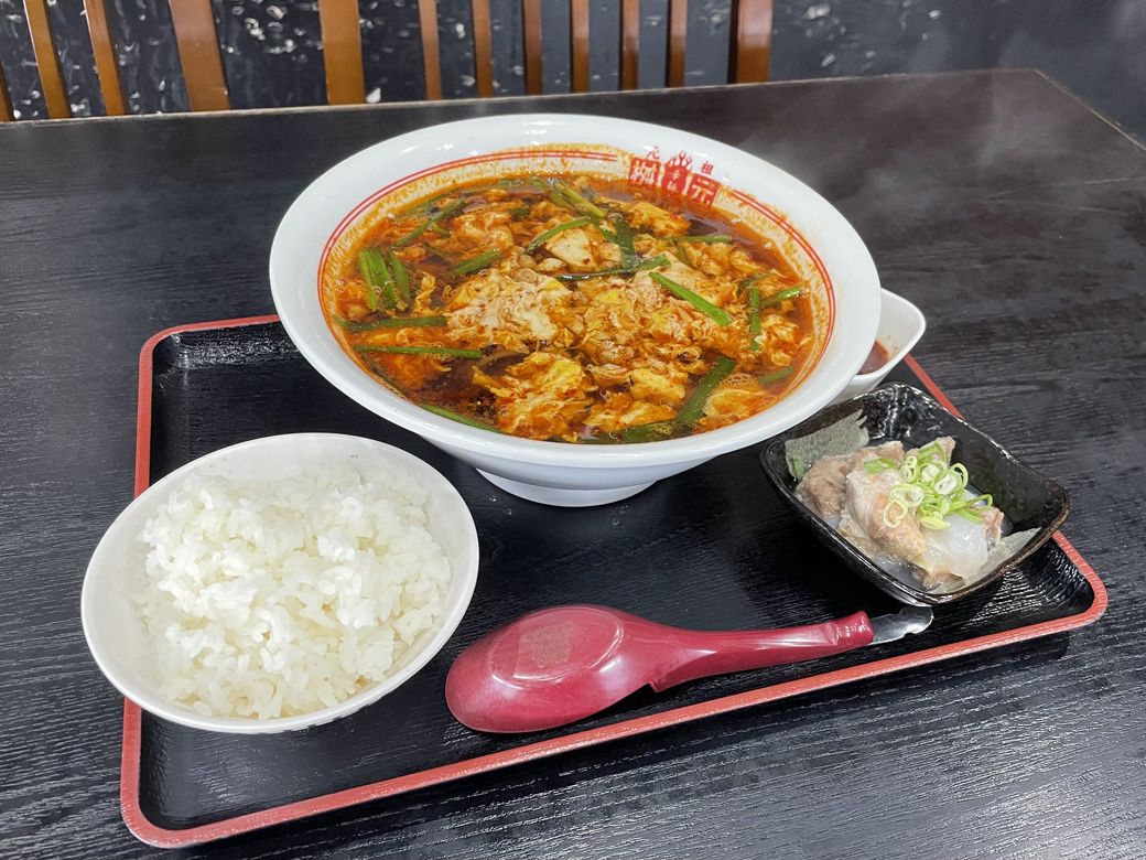 元祖辛麺レギュラーサイズ5辛の韓国麺、ミニなんこつセットで1480円（税込）（筆者撮影）