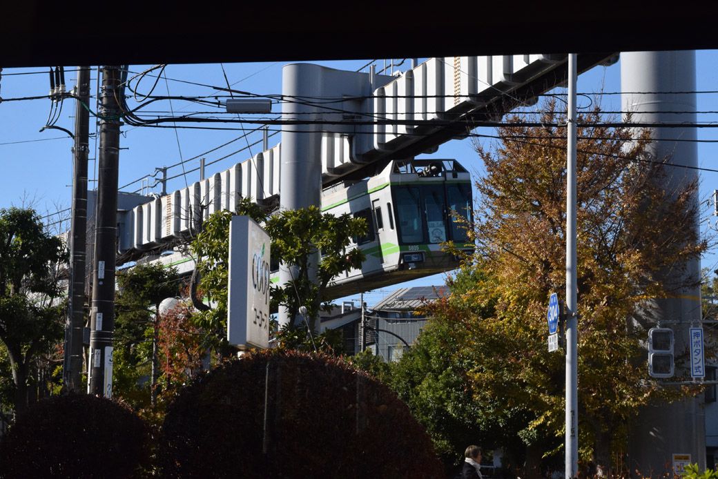 店内からもモノレールが走る様子がバッチリ拝める（写真：筆者撮影）