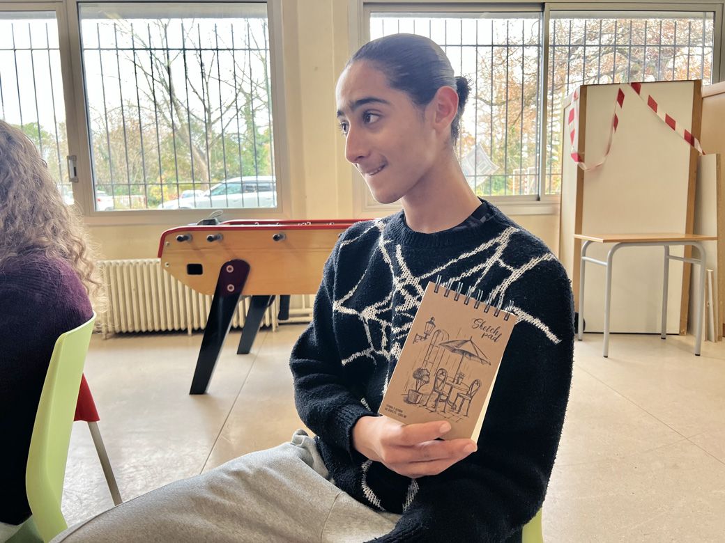 スケッチブックを手に、アーティスティックな雰囲気（筆者撮影）