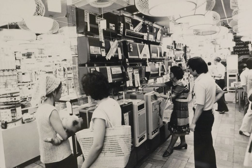 秋葉原の家電店のクーラー売り場（写真：1981年、豊永邦男撮影）