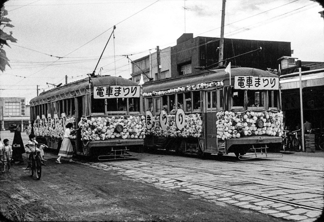 「幸町」ですれ違う電車（写真：小田原市立中央図書館所蔵）