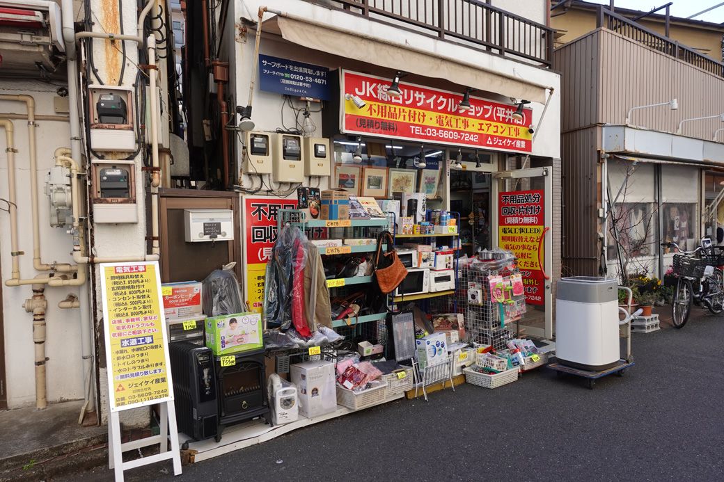  庶民の生活に優しいリサイクルショップも多い（筆者撮影）