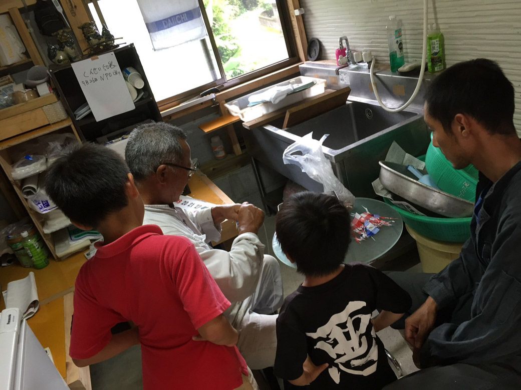 和則さんがエギ（疑似餌）を作る様子（画像提供：片野田隆紀）