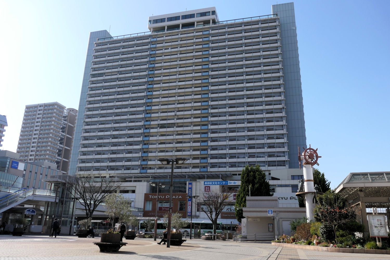 新長田駅前ビル。かつて低層部の商業施設「ジョイプラザ」に「大丸新長田店」が入っていた（編集部撮影）