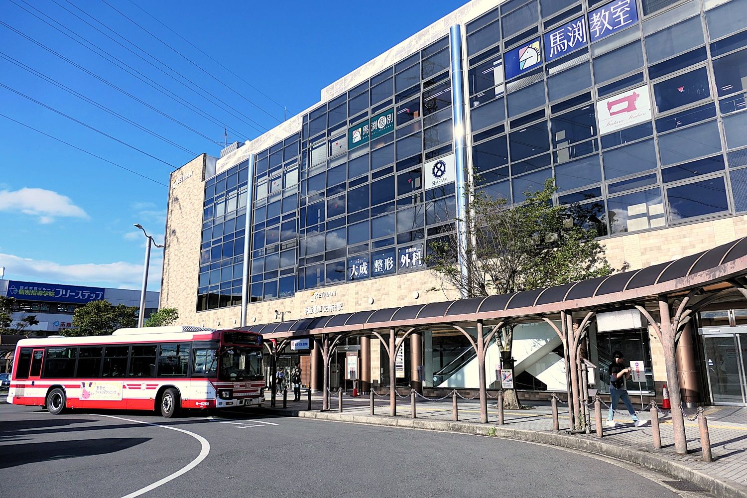 交野市の玄関口、交野市駅。西側に駅ビルが建つ（記者撮影）