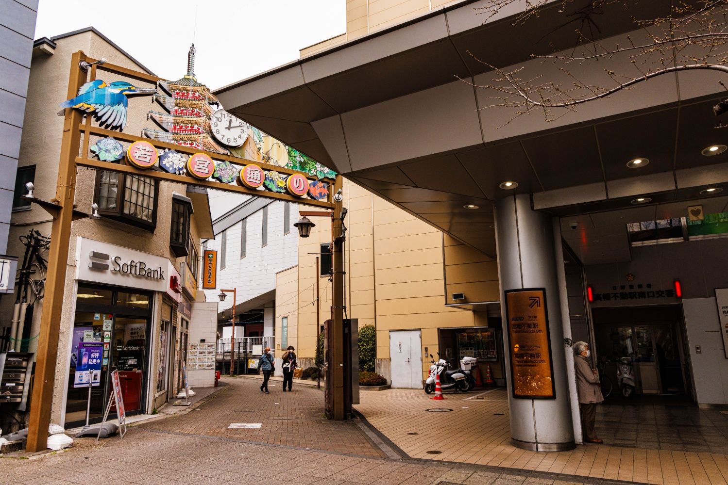 高幡不動駅の参道前。いまは交番や小さな飲み屋街の入口になっているが、かつては小さな駅前広場だったようだ（撮影：鼠入昌史）