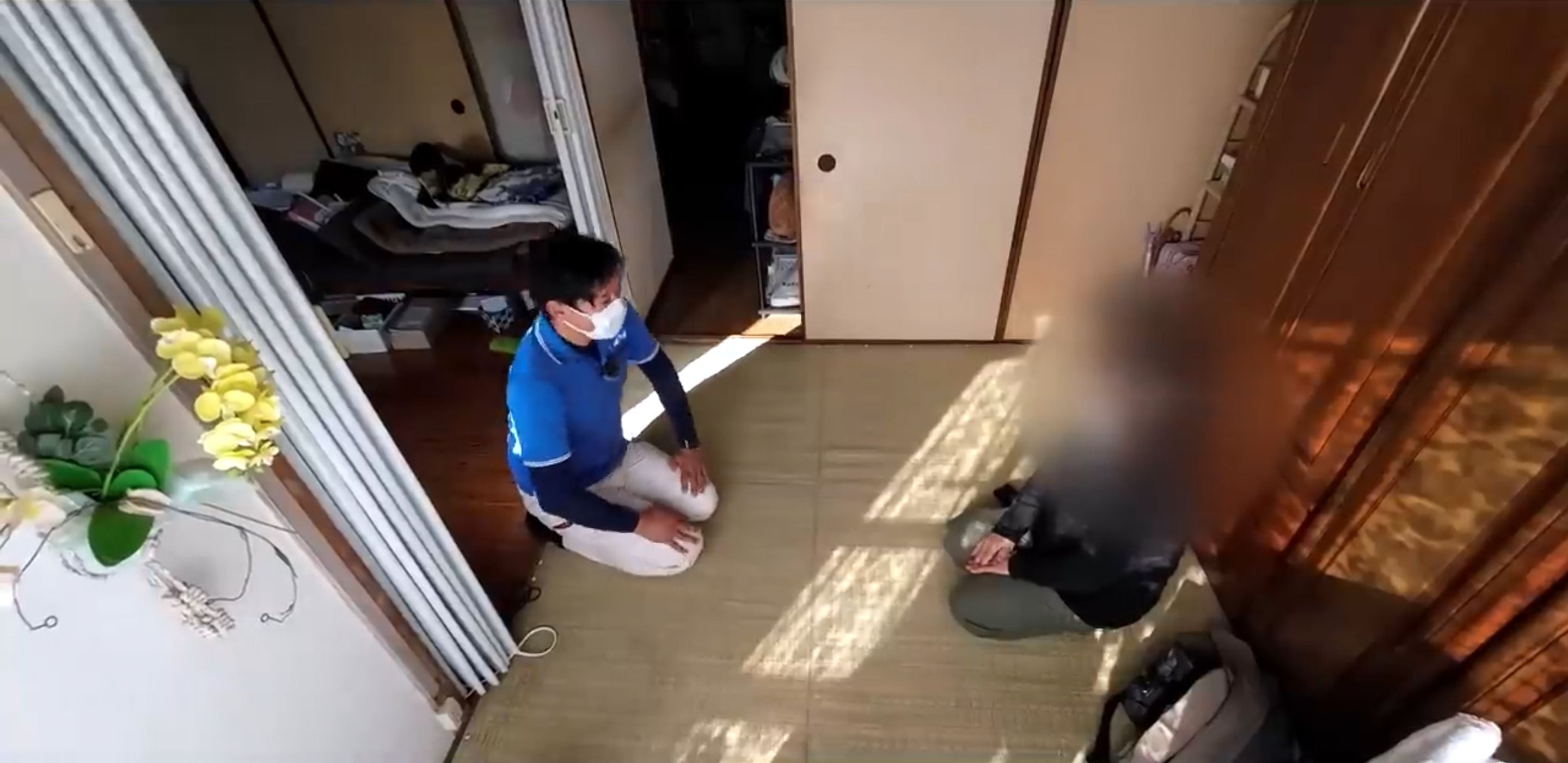 これまでの経緯を語る、依頼者で住人の義理の娘（写真：「イーブイ片付けチャンネル」より）