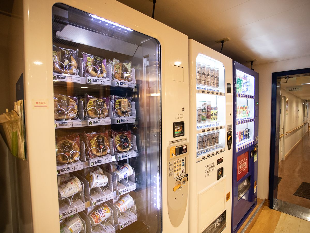 自動販売機ではカップラーメンやパンのほか、アルコールも売られている（筆者撮影）