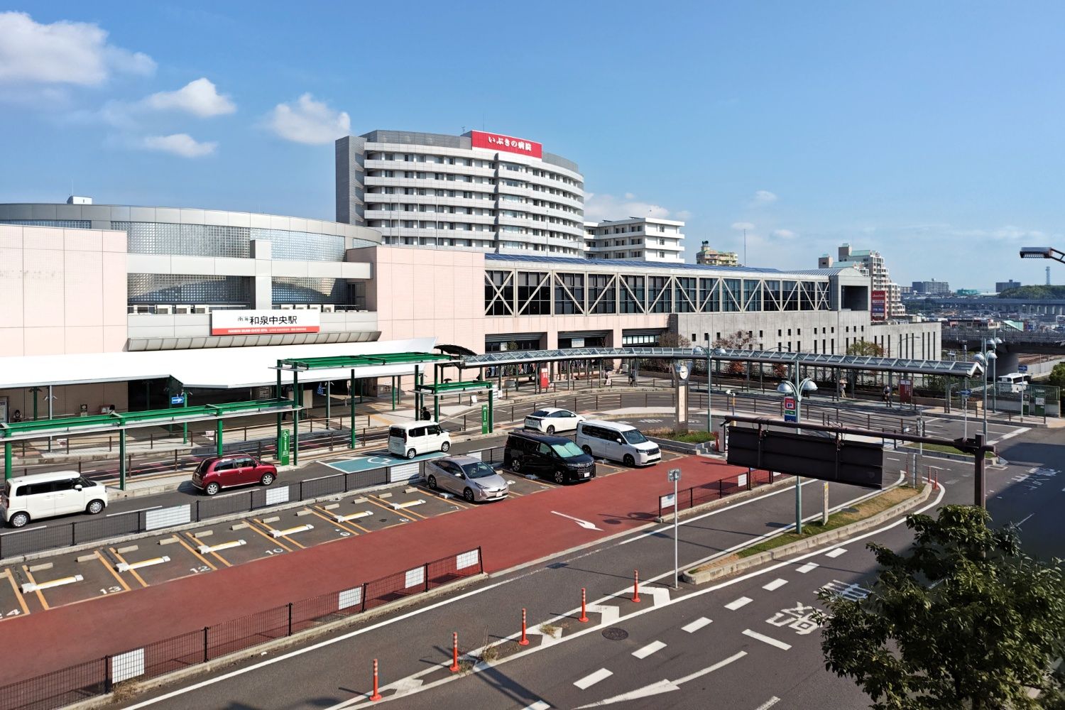 現在の和泉中央駅の駅前広場。駐車場とバスターミナル（記者撮影）