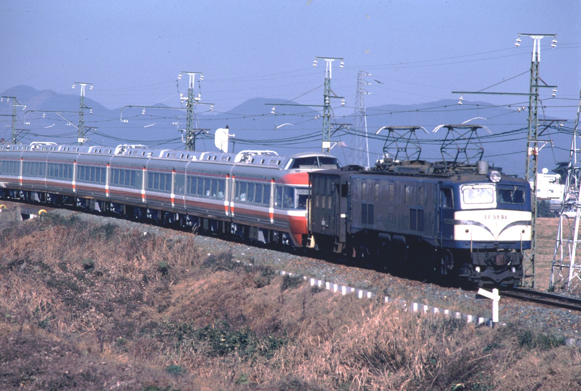 豊川の日本車両製造で完成したばかりの小田急ロマンスカーLSEを牽引して走るEF58形（撮影：南正時）