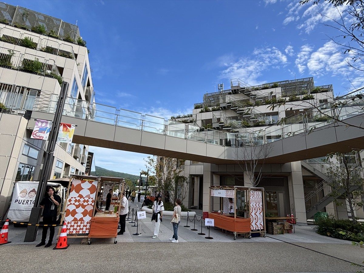 青空を背にした街並みとマルシェ（写真：桃田健史）