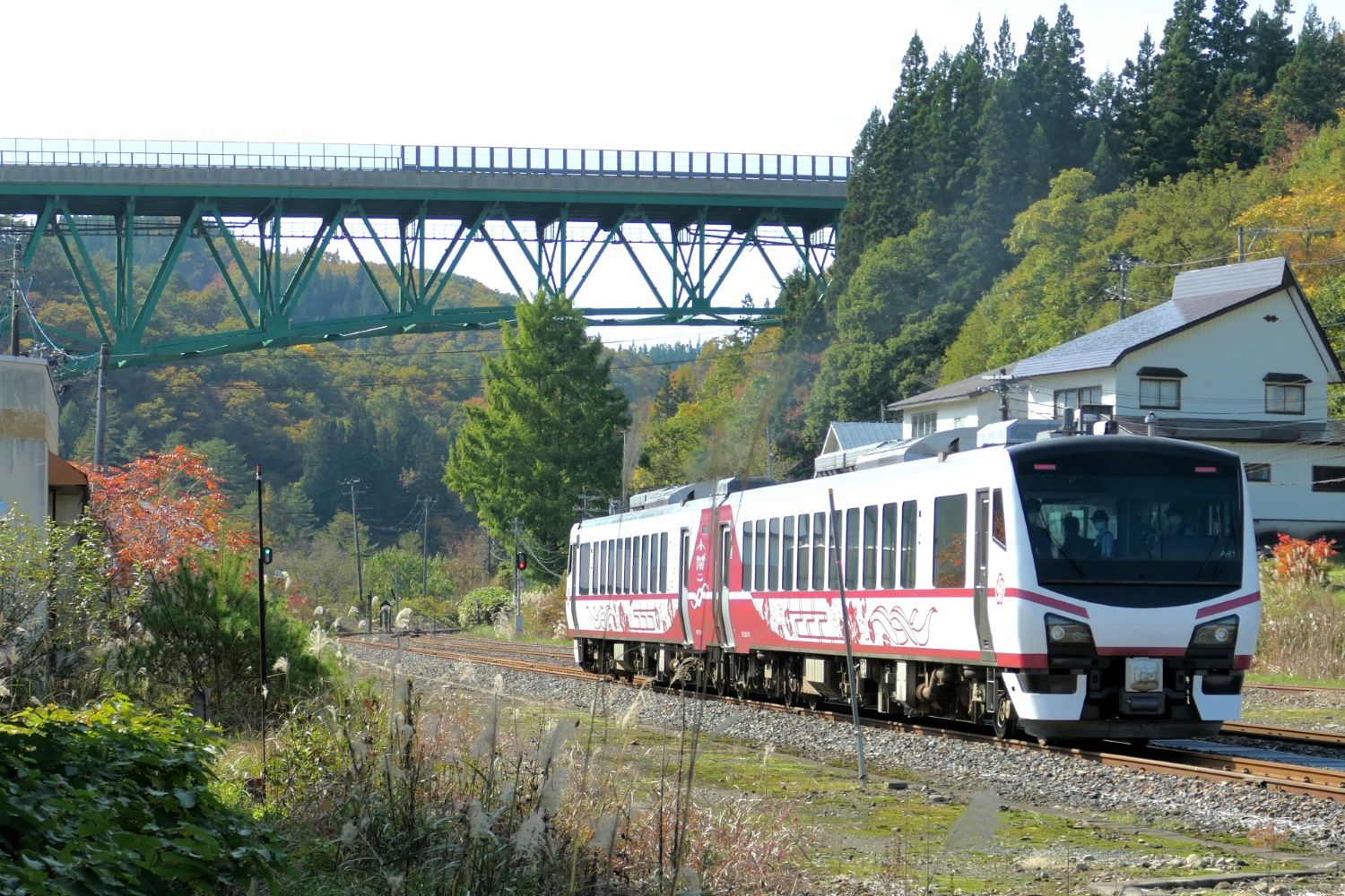 ほっとゆだから横手方面へ走り去る観光列車「ひなび 錦秋湖」。10月26日に臨時快速が2往復した（記者撮影）