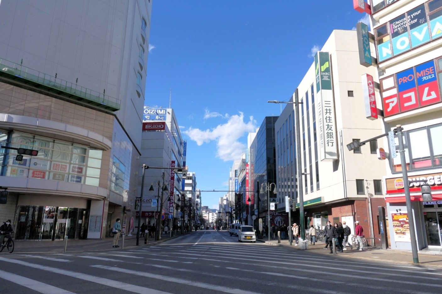 本厚木駅北口のあつぎ大通り（記者撮影）