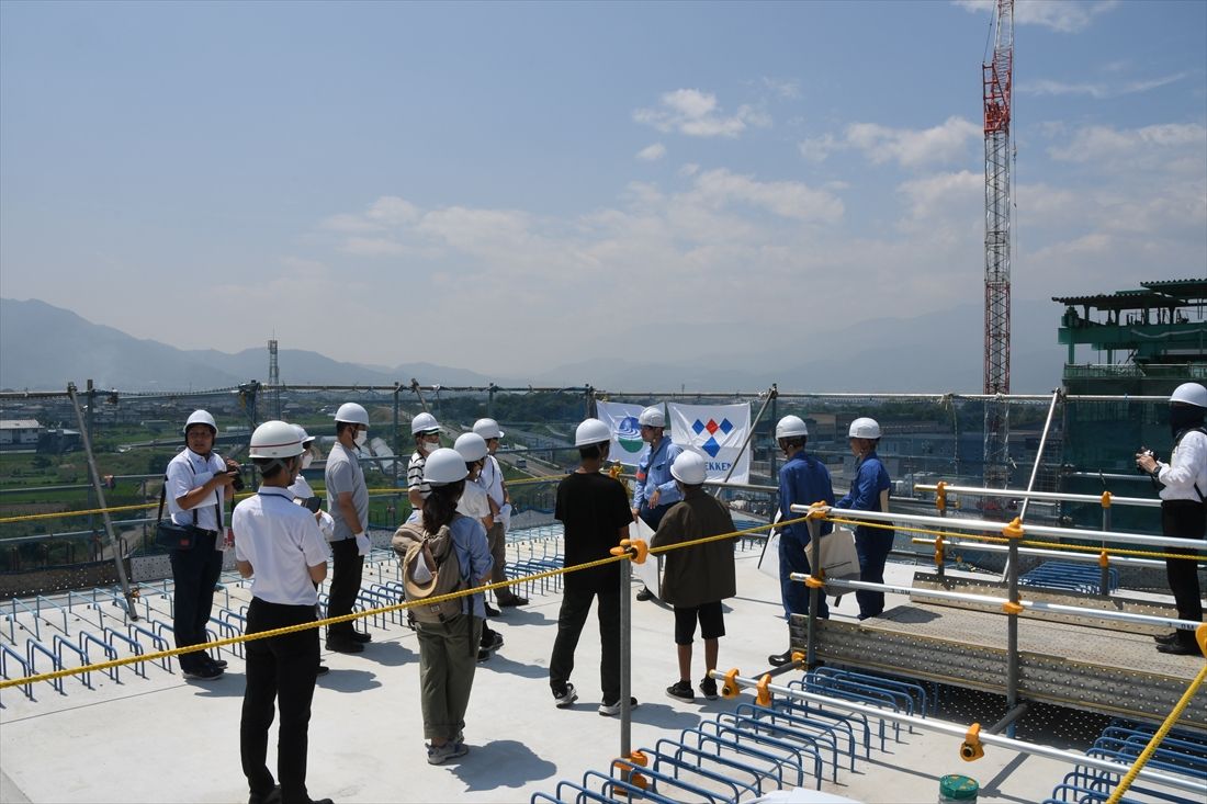 常永川橋梁の現場を見学する地域住民ら（記者撮影）