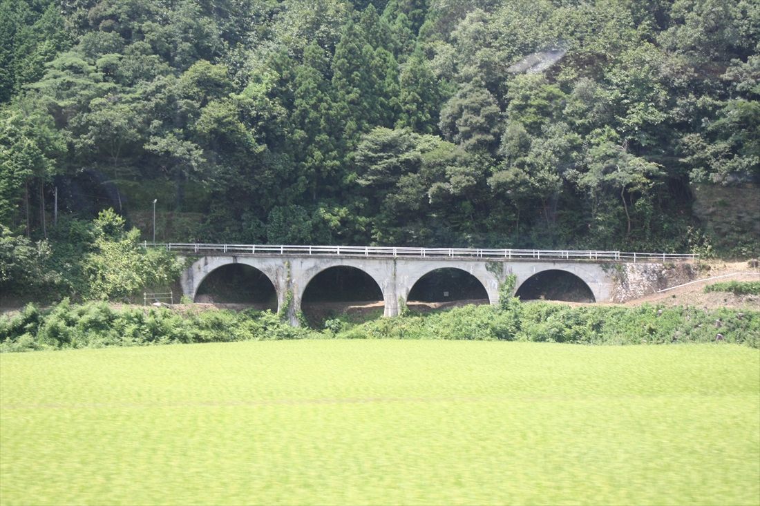 （旧線）石見佐野―石見今福間：佐野地区に残る4連アーチ橋。地元では「おろち泣き橋」と呼ばれている（筆者撮影）