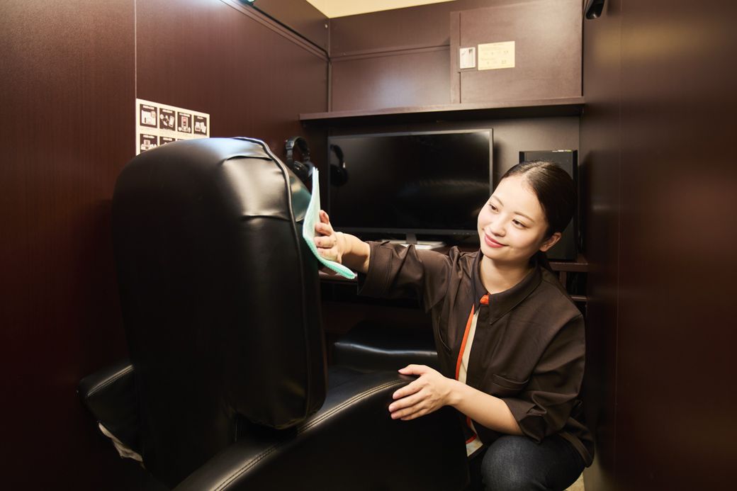 清掃ノウハウ、オペレーションは、各業態で活用されている（写真：AOKI-HD）