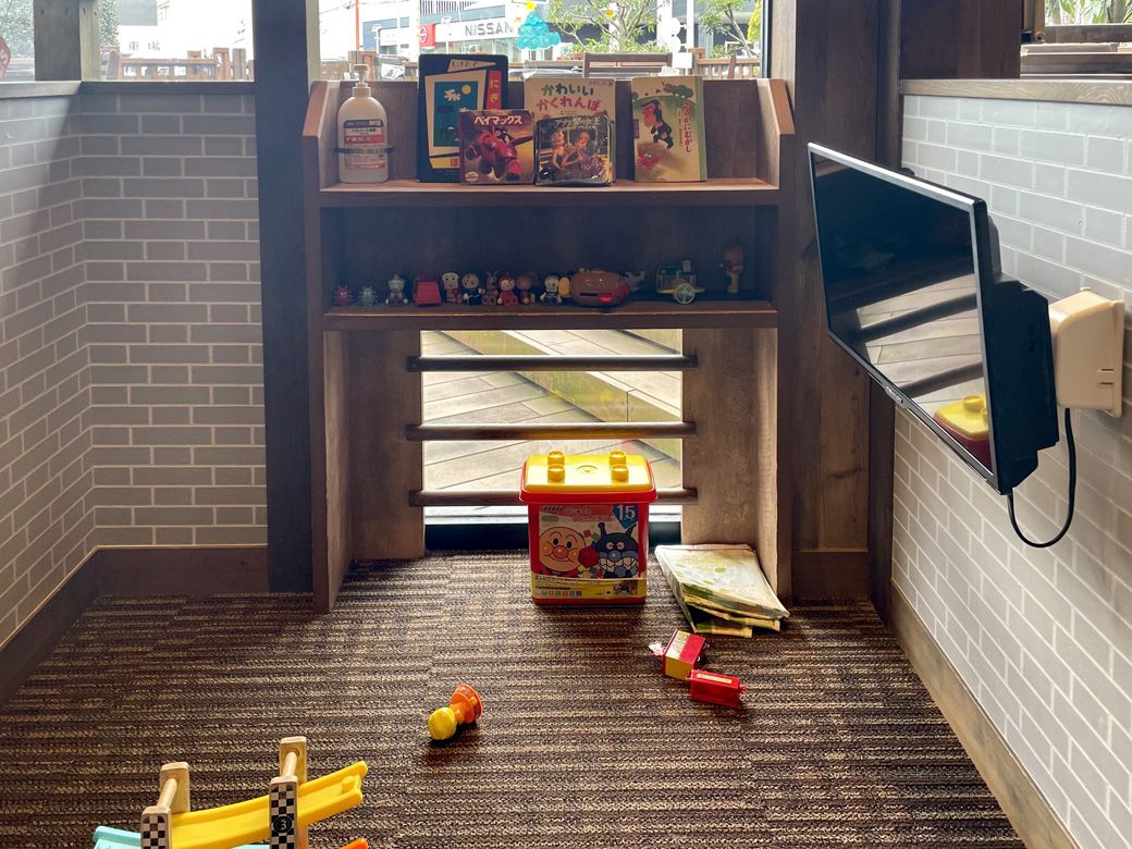 キッズスペース。テレビをつけるとアンパンマンのアニメが流れた（写真：筆者撮影）