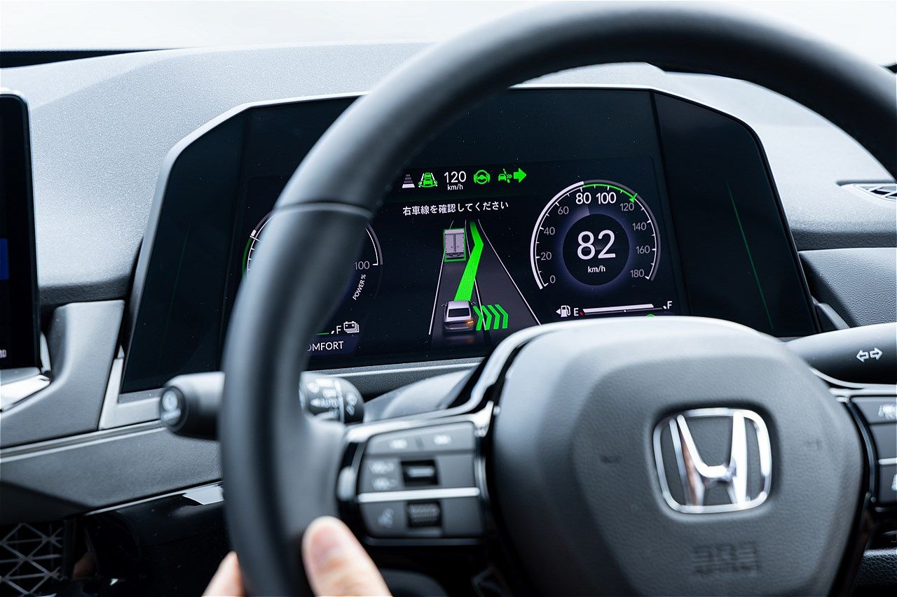 ホンダ量販モデル初のハンズオフ機能を搭載した「アコード e:HEV Honda SENSING 360＋」（写真：三木 宏章）