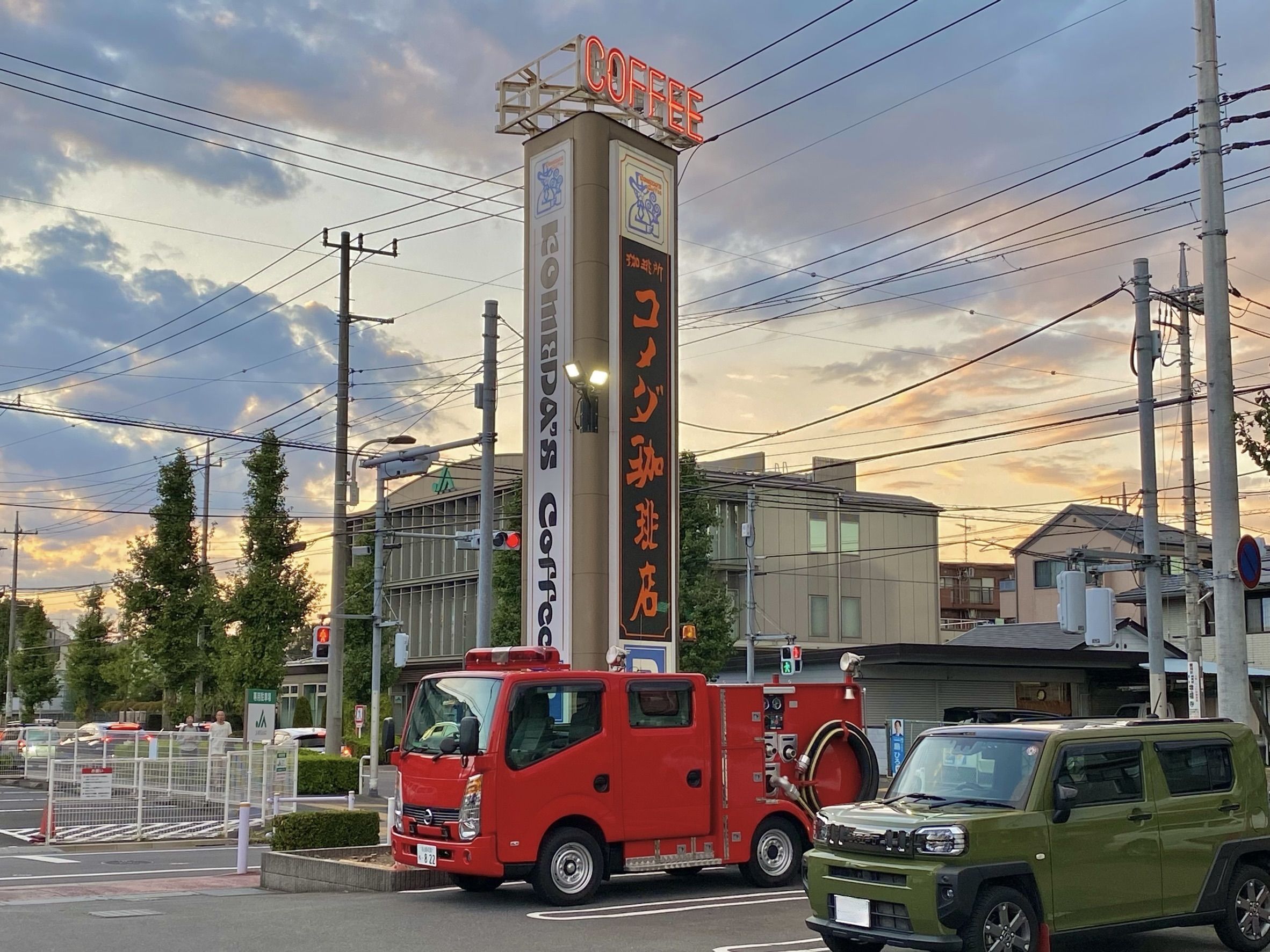コメダ珈琲にも消防車で行く（写真：うつみさん提供）