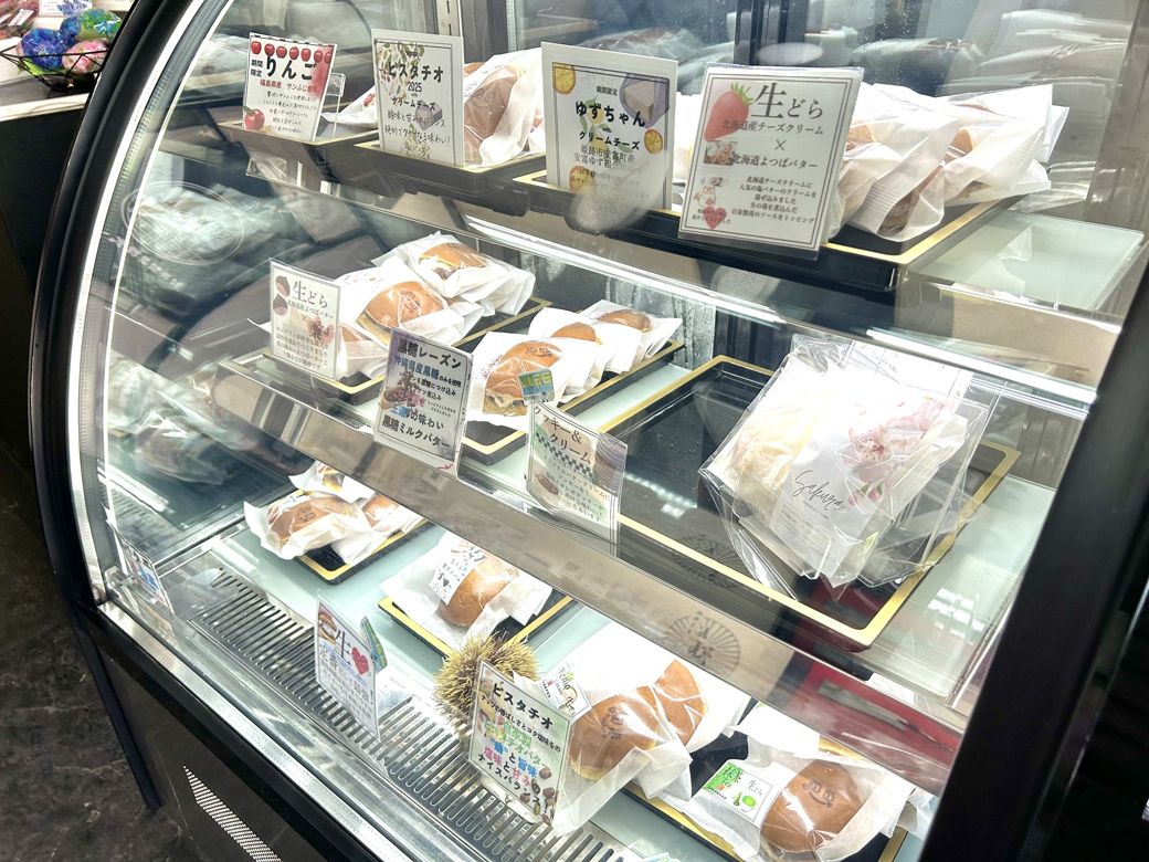 生どらは全部で20種類弱ほどのラインナップが揃う。季節限定フレーバーも人気だ（筆者撮影）