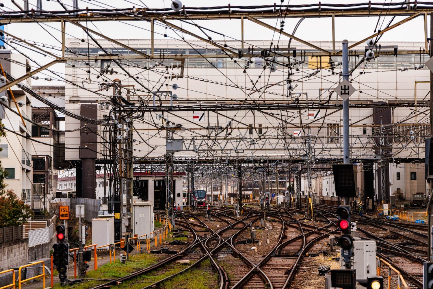 現在のホーム端から新宿方面を見る。いくつもの分岐は車両基地のある同駅ならでは。奥に見える高架はモノレール（撮影：鼠入昌史）